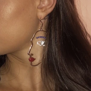 Öronhängen  - Säljer dessa coola öronhängen som jag använt endast 2 gånger, från H&M. 40 kr + 11 kr frakt 🌸