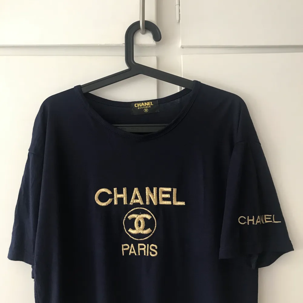 En Chanel T-shirt - aldrig använd . T-shirts.