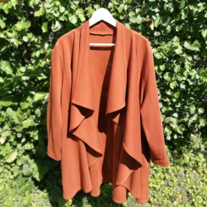 Kofta från 60-talet  - En vintage kofta med fickor, använd vid få tillfällen. Frakt ingår i priset. 