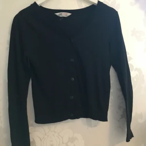 Kofta  - En svart kofta från H&M i storlek 134/140