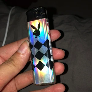 Playboy tändare  - En jättefin äkta Playboy tändare som switchar färg i olika ljus. Säljer den för att den ej kommer till användning🥰