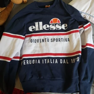 Ellesse  - Säljer denna tröja som jag fått av en kompis. Riktigt fin och i bra skick! Frakt tillkommer.