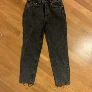 Momjeans - Ett par jeans från HM i storlek 38 men är som 36. Sitter bra på o är ner till ankeln på mig, jag är 167cm. Frakt står köpare för!