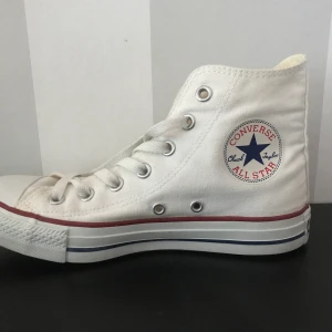 Converse - Budgivning på vita convers köpa i New York, använda 2 gånger. Storlek 37,5 