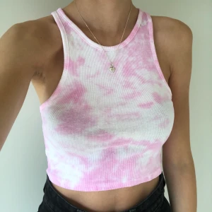 Tie dye färgat linne 6 :) - Ett supersnyggt tie-dye färgat linne i en croppad modell. Har aldrig använt så det är nyskick. Frakt tillkommer på 22kr. Eftersom dessa linnen är väldigt populära och många vill köpa är det viktigt att man kan swisha direkt! :) 