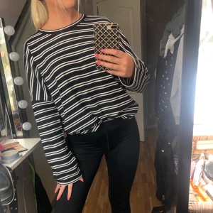 Super snygg långärmad tröja - as cool tröja från Monki i storlek M Aldrig använd då den inte är min stil!!🥰 