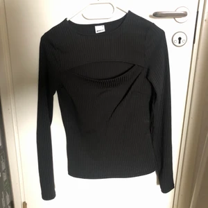 Svart tröja med utskurning S - Svart tröja med utskurning ovanför brösten. Fint skick. 