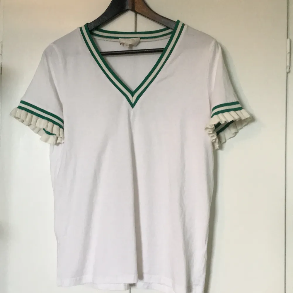 Dena fina vit gröna t-shirt från Grace & Mila köptes i Paris!, har bara använts et par gånger men insåg att L inte var min storlek. Säljs på grund av att den inte används lägre och tar bara plats☺️💚. T-shirts.