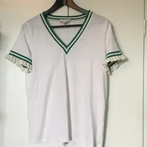 Dena fina vit gröna t-shirt från Grace & Mila köptes i Paris!, har bara använts et par gånger men insåg att L inte var min storlek. Säljs på grund av att den inte används lägre och tar bara plats☺️💚
