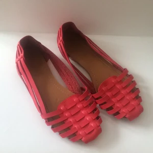 Fina melonfärgade sandaler - Använts en del men är ändå i ganska fint skick. Anmärkningar, sprickor i klackarna men kan nog lagas. Lite slitningar på ena hälen. Priset är inklusive frakt, skickas med postens lätt spårvagn 63kr alt. Hämtas på Södermalm.