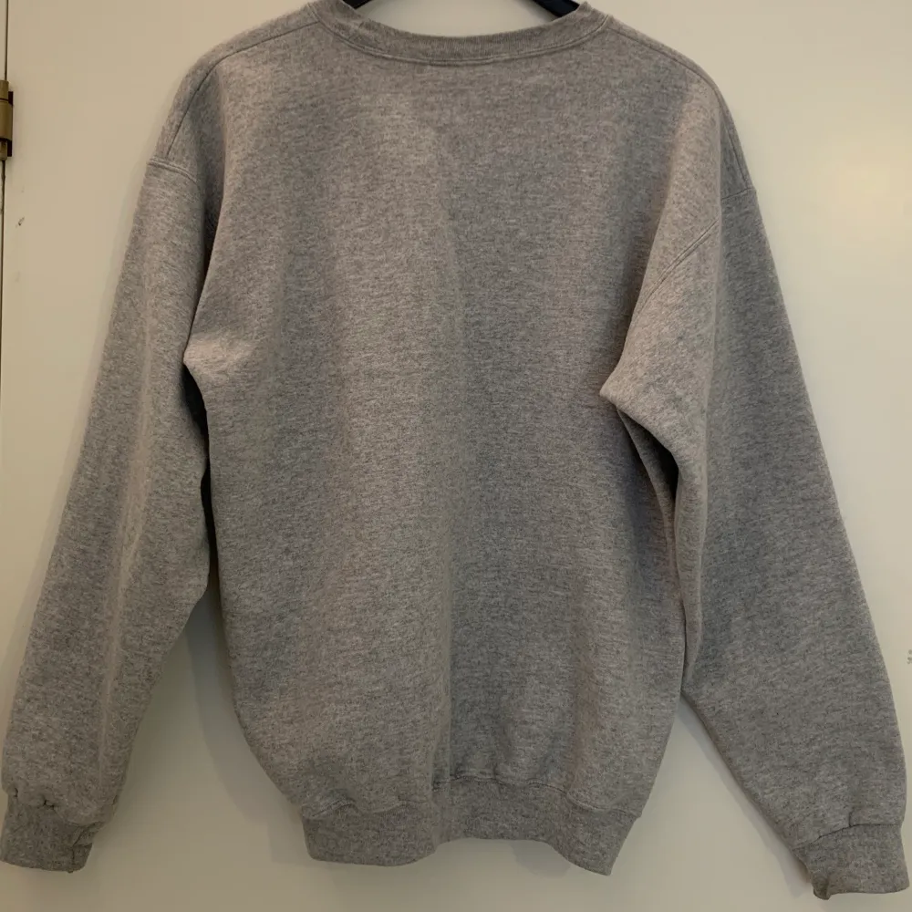 En grå vintage ralph lauren sweatshirt i bra skick :)med en lite grön färgfläck på högra ärmen. Frakt tillkommer. Tröjor & Koftor.