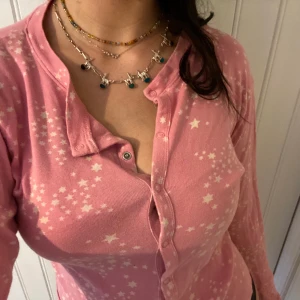 Söt stjärn tröja! ✨ - Super söt stjärn tröja, väldigt fin i passformen och mycket skön! Köparen står för frakten annars möts vi på söder ✨✨