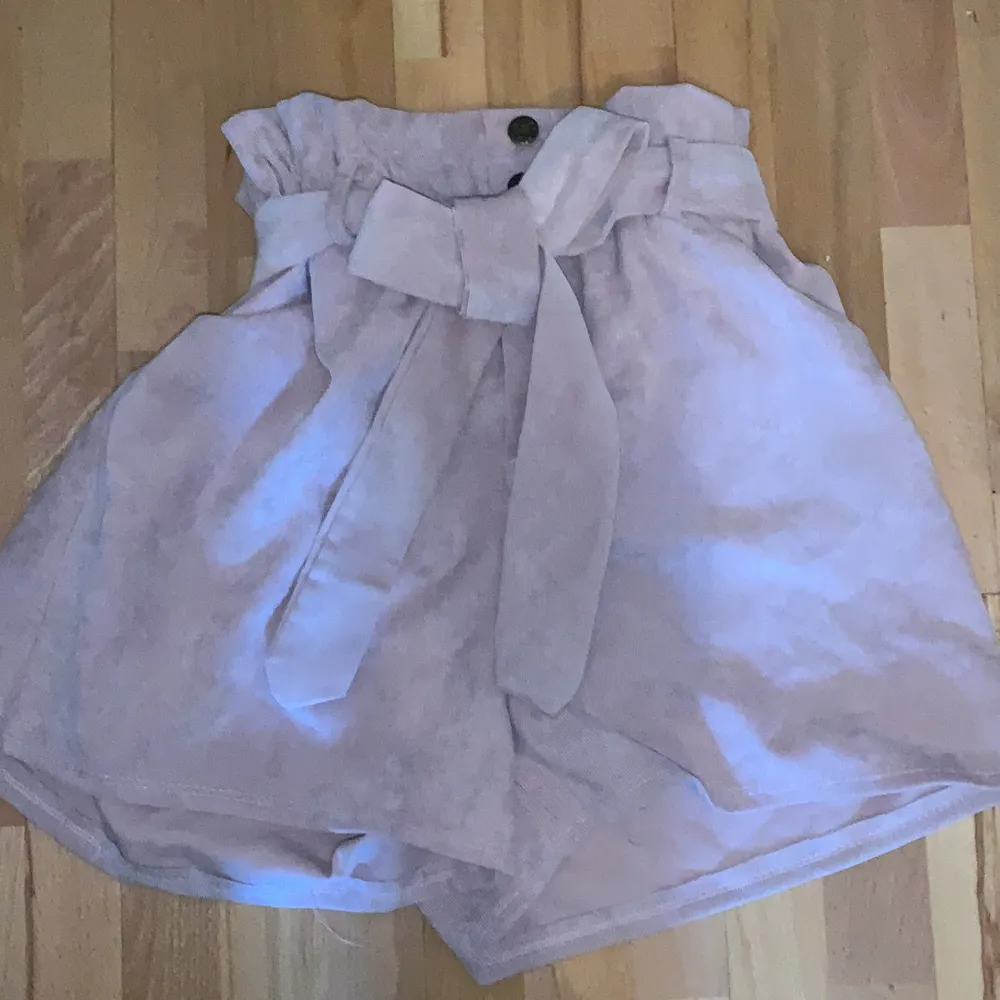 Ett par Beige rosa shorts med snörning storlek M aldrig använda. Shorts.