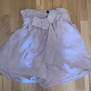 Kostym shorts strl M - Ett par Beige rosa shorts med snörning storlek M aldrig använda