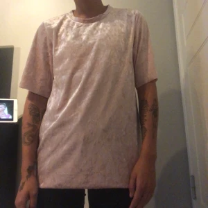Sammets tshirt - Rosa sammets T-shirt från hm. Relativt loose dit. Nyskick. Kan skickas mot fraktavgift eller hämtas i Uppsala/västerås ❤️