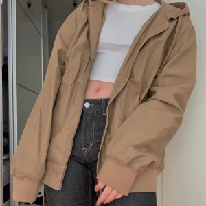 Beige jacka - En oversize beige jacka med fickor och luva 💜 toppen kvalitet!