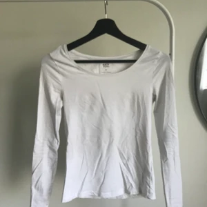 Långärmad t-shirt - Vit långärmad t-skirt från lager 157. Köptes för ca 150kr säljer för 45kr. Köparen står för frakt.