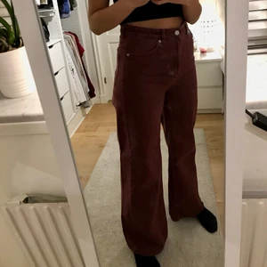 Vinröda weekday byxor - Säljer super fina byxor ifrån weekday. Använt fåtal gånger så de är i nyskick. Frakt tillkommer (63kr)☺️☺️ (spegeln är smutsig och inte byxorna)