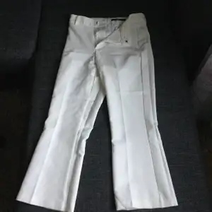 Vita kostymbyxor i kortare model, sitter tight upptil och utsvängt nertill. Storlek 36. Från bikbok, fortfarande vita och fina💕