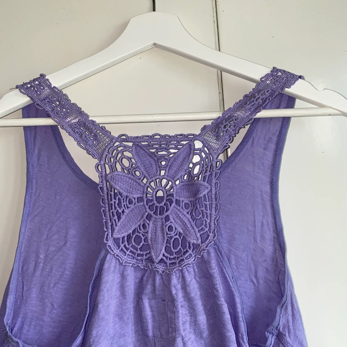 Supergulligt lila linne med fin rygg! - 91
