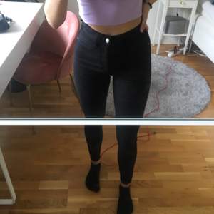 Svarta Molly jeans från Gina Tricot i storlek S🖤