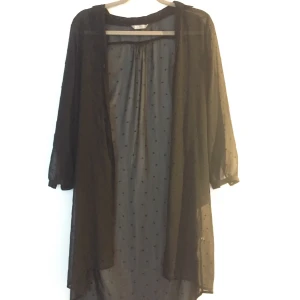 Svart blus/skorta - En svart blus/skorta med stjärnmönster! Enkel och passar till nästan allt.