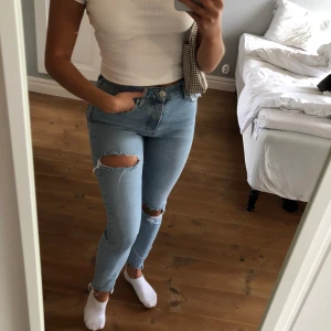 Jeans med hål - Jeans från Gina tricot med hål. Storlek 38 men skulle säga att dem sitter bäst på XS-S beroende på hur man vill att dem ska sitta. Använda ett fåtal gånger. Säljer dem då de ej kommer till användning! 100kr + frakt, eller högst bud! 💛💫