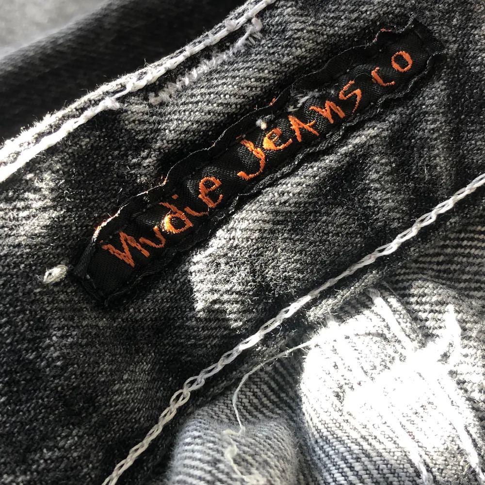 Gråa straight leg jeans från nudie Jeans Co, nypris 1200kr     Knappt använd så alltså i mycket bra skick. Om fler är intresserade är de högsta bud som gäller!💕. Jeans & Byxor.