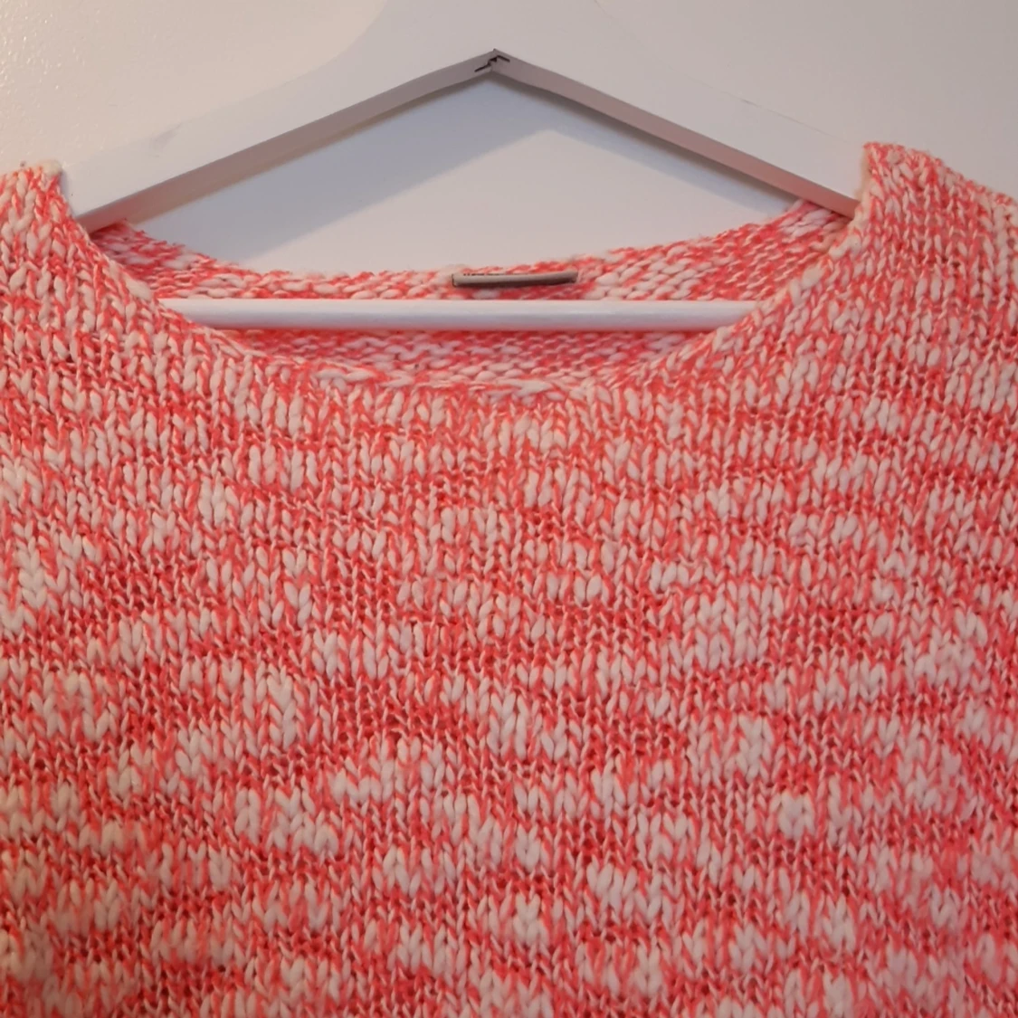 Stickad tröja i vitt och rosa - 90