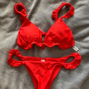 En röd bikini från shein i storlek S men med reglerbara band så passar andra storlekar också. Cheeky trosor. Oanvänd bara testad. Frakt tillkommer 💕