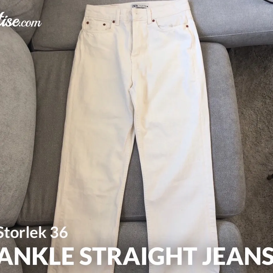 Helt oanvända Ankle Straight jeans från Zara, köptes i USA, New York tidigare i vår.   Säljes pga för små, därför ingen bild då jag har dom på. Sitter som ett smäck över rumpan om det är rätt storlek.   Strl: 36 Nypris :499kr Mitt pris: 250kr + frakt  . Jeans & Byxor.