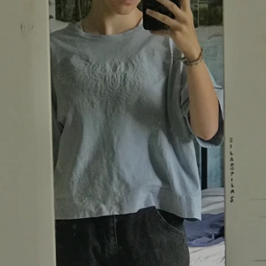 ljusblå t-tröja - härlig tröja med coolt mönster som liknar en örn✨ köpt på second hand,  finns ingen lapp för storlek men bär själv oftast storlek s och den sitter bra, lite oversized, på mig! passar därför folk med större storlekar (än S) alldeles utmärkt!🥰 90kr INKLUSIVE FRAKT!! 
