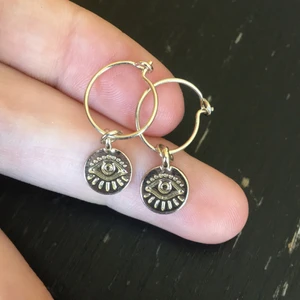 Små örhängen - Små örhängen i guldfärg, inte äkta. Från Gina. Säljer pga överflöd av smyken. Nypris ca 40:-