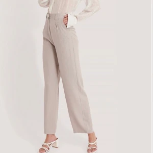 Flared striped Pants Grey🤍 - INTRESSEKOLL på dessa grymt snygga nästan helt slutsålda vida randiga byxorna från NA-KD i en fin kall ton perfekta till vad som helst. Helt nya oöppnade i förpackning! Beställde hem fel strl!💜💜💜