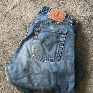 Levis 501 - Levis 501:or i midjestorlek 32. Avklippta. Passar ej mig så har ingen bild med dem på. 