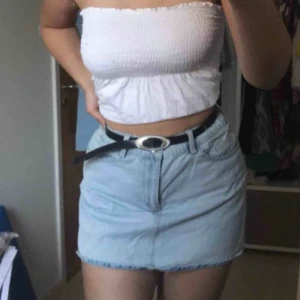 Kjol - Det står storlek 38 men skulle säga att det passar mer en S alltså 36 eftersom den är för liten för mig. Drar ner på priset vid snabb affär