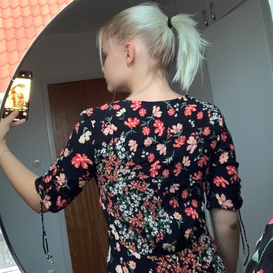 Svart klänning med blommigt mönster  - 91