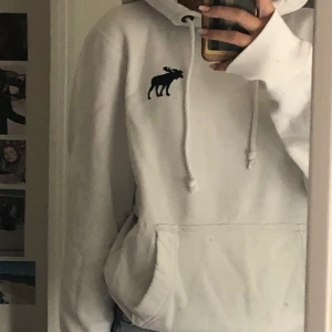Abercrombie & fitch hoddie🤍 - Vit abercrombie & Fitch hoddie🤍 Den är i super fint skick och sällan använd🤍