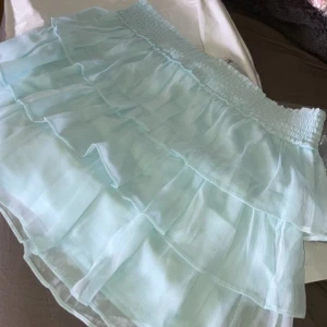  - Supersöt volangkjol storlek L, passar en M också om man vill. Helt ny med prislapp kvar , beställd från H&M Har swish och fraktar 