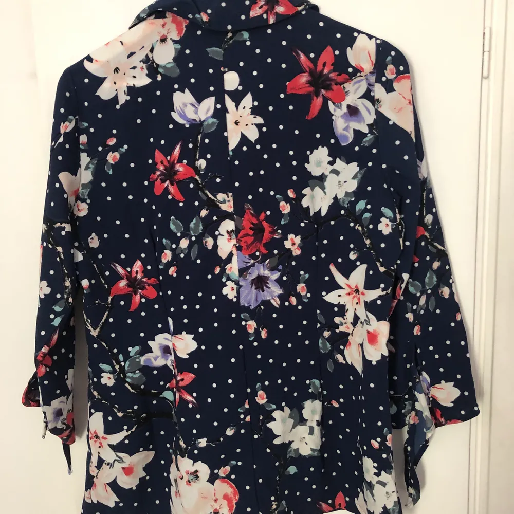 Fin kimono från bubbleroom. Kan bäras till vardags som till fest. St m, mitt pris 150. Köparen bet frakten. . Tröjor & Koftor.