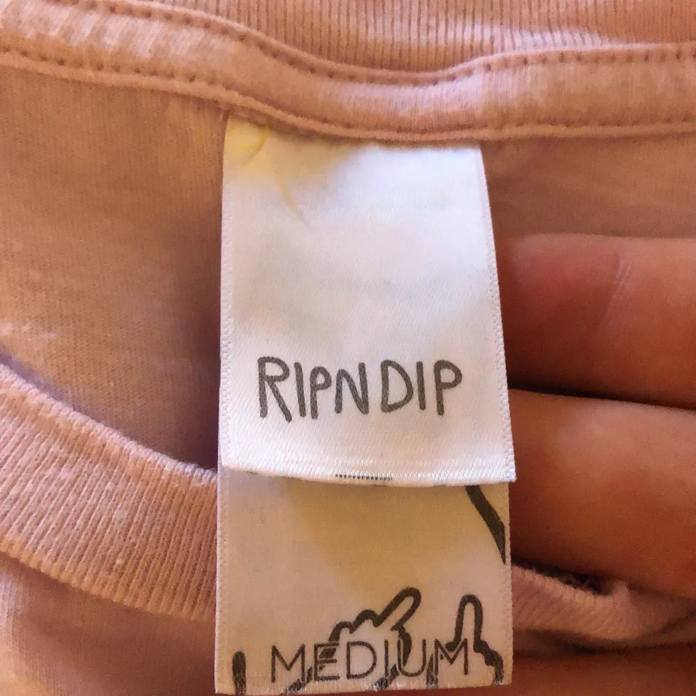 Tjena säljer nu min Rip N Dip tröja, den är knappt använd och är i rätt bra skick. Om du har några mer frågor ba fråga på🌴🐥🤩. Tröjor & Koftor.