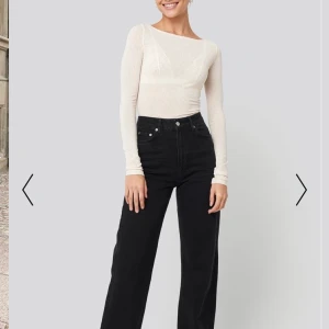 Raka jeans  - Raka svarta jeans från nakd väldigt bra skick, säljer men skulle kunna byta med ett par svarta raka i 36. Kostar 599 kr nya. BUDA 300 högsta bud