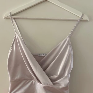 super fin silkestopp ifrån zara - jätte söt topp ifrån zara! den är vit och i gott skick! Den är använd en gång! köparen står för frakt