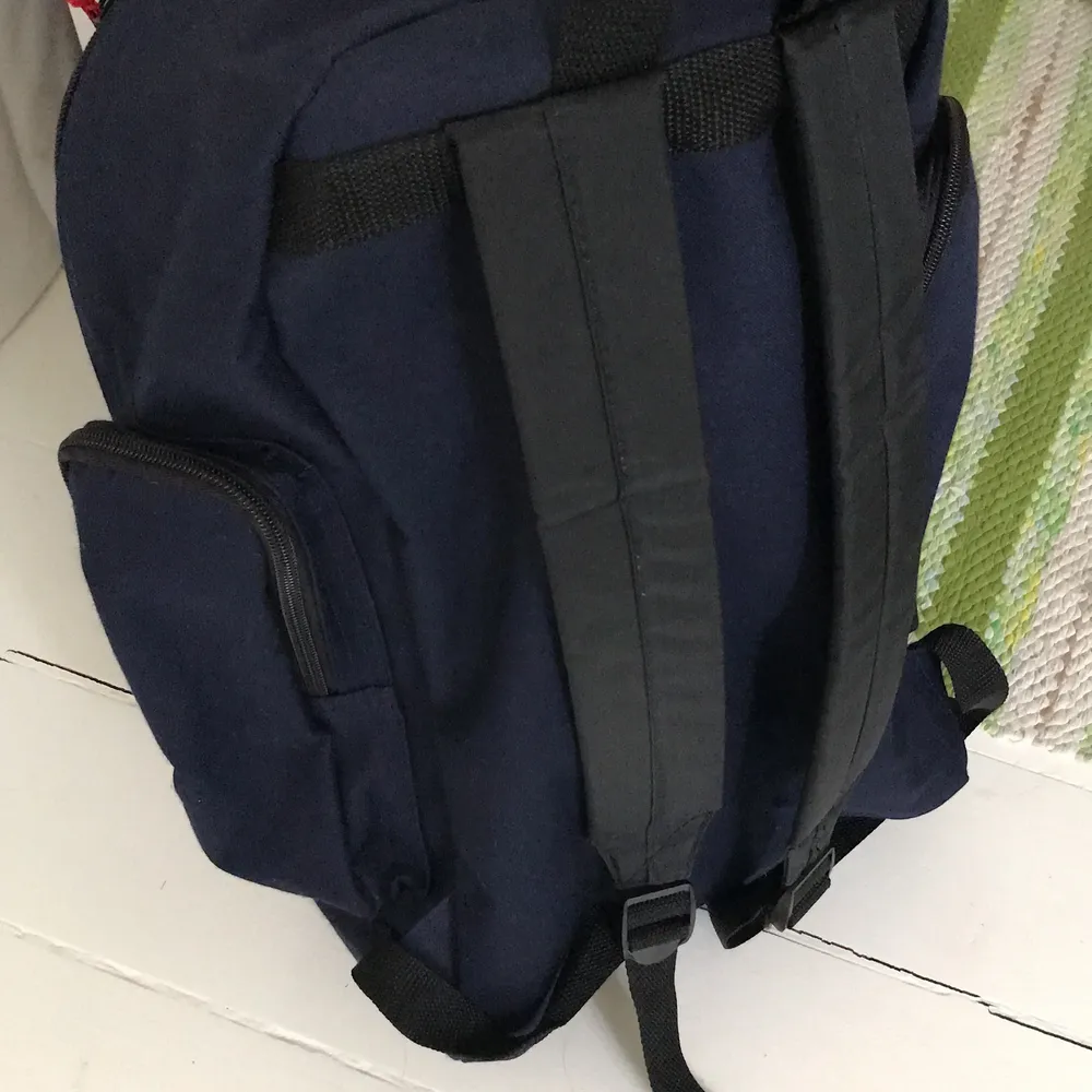 Mörkblå ryggsäck med röda detaljer🎒                 Aldrig använd✨  Frakt tillkommer. . Väskor.