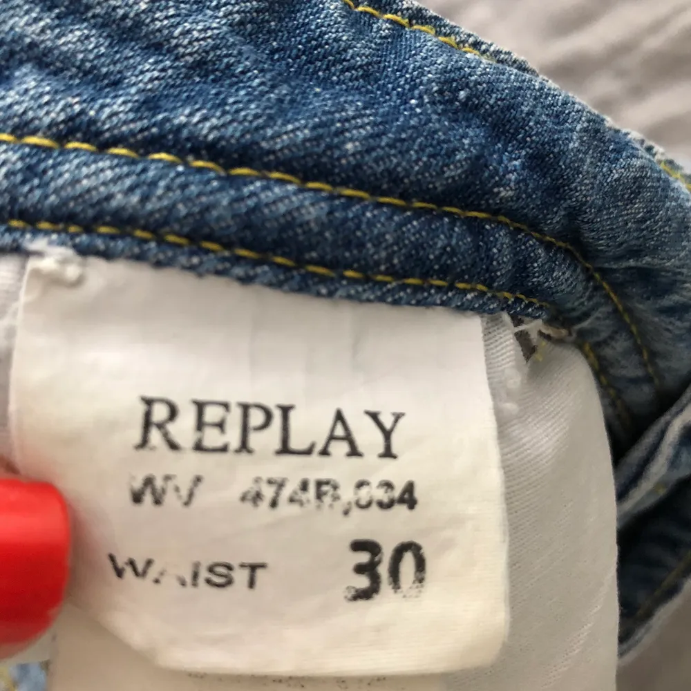 Skitsnygg jeanskjol från märket Replay. Känner dock att den är i kortaste laget för mig så väljer att sälja den. St xs/s. Super sjyssta detaljer och är unik av sitt slag.  Säljer för 450. Köparen betalar frakten. . Kjolar.