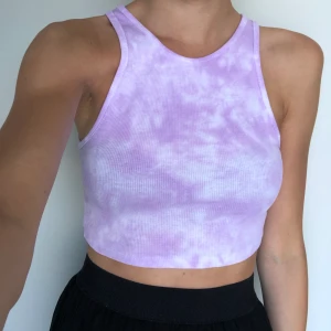 Tiedye linne 10’ - Ett supersnyggt tie-dye färgat linne i en croppad modell. Har aldrig använt så det är nyskick. Frakt tillkommer på 25kr. 🚫SÅLT🚫 Se min profil för blåa, annars kommer det nya på måndag!