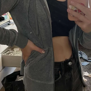 Grå levour kofta - Jättefin och mysig grå kofta i velour material, ganska använd men inga skavanker. Säljer då den inte kommer till användning längre. Frakten är inte inräknat i priset 