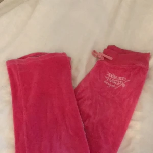 Rosa mjukisbyxor - Rosa märkes mjukisbyxor med coola detaljer! Säljer pga förstora. Ledande bud:180kr ink frakt!