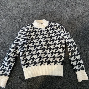 Stickad tröja - Varm tjock tröja ifrån hm stickad med alpaca blend material, sjukt skön och snygg. Köpt för några månader sen men inte använd.