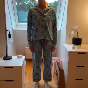 P.J.SALVAGE pyjamas  - Jag säljer en pyjamas med hundar på. Den har inte kommit till användning pågrund av att den är för liten för mig. Annars är den väldigt bekväm och håller dig varm. Ordinarie priset på denna pyjamas var 700kr.